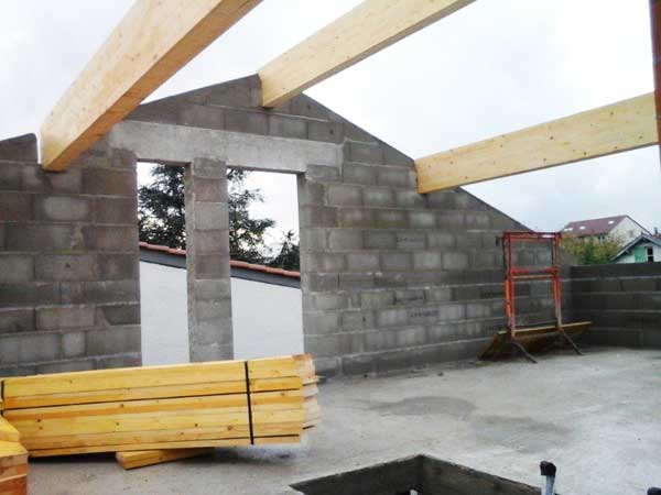 установка деревянного каркаса, поддерживающего крышу